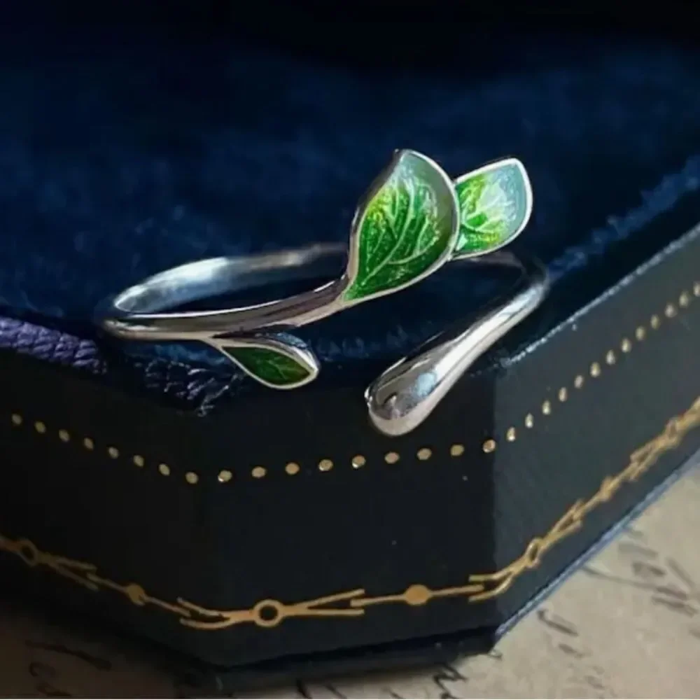 Adjustable Green Leaf Ring – Nature-Inspired Elegance for Every Hand